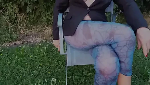 Sexy Reife Frau in Durchsichtigen Leggings.