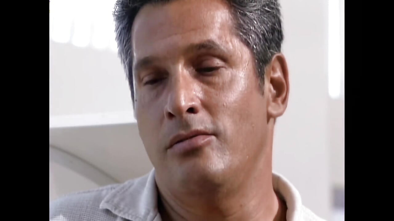 성숙한 남성에게 강하게 섹스당하는 매력적인 젊은 피아노 학생