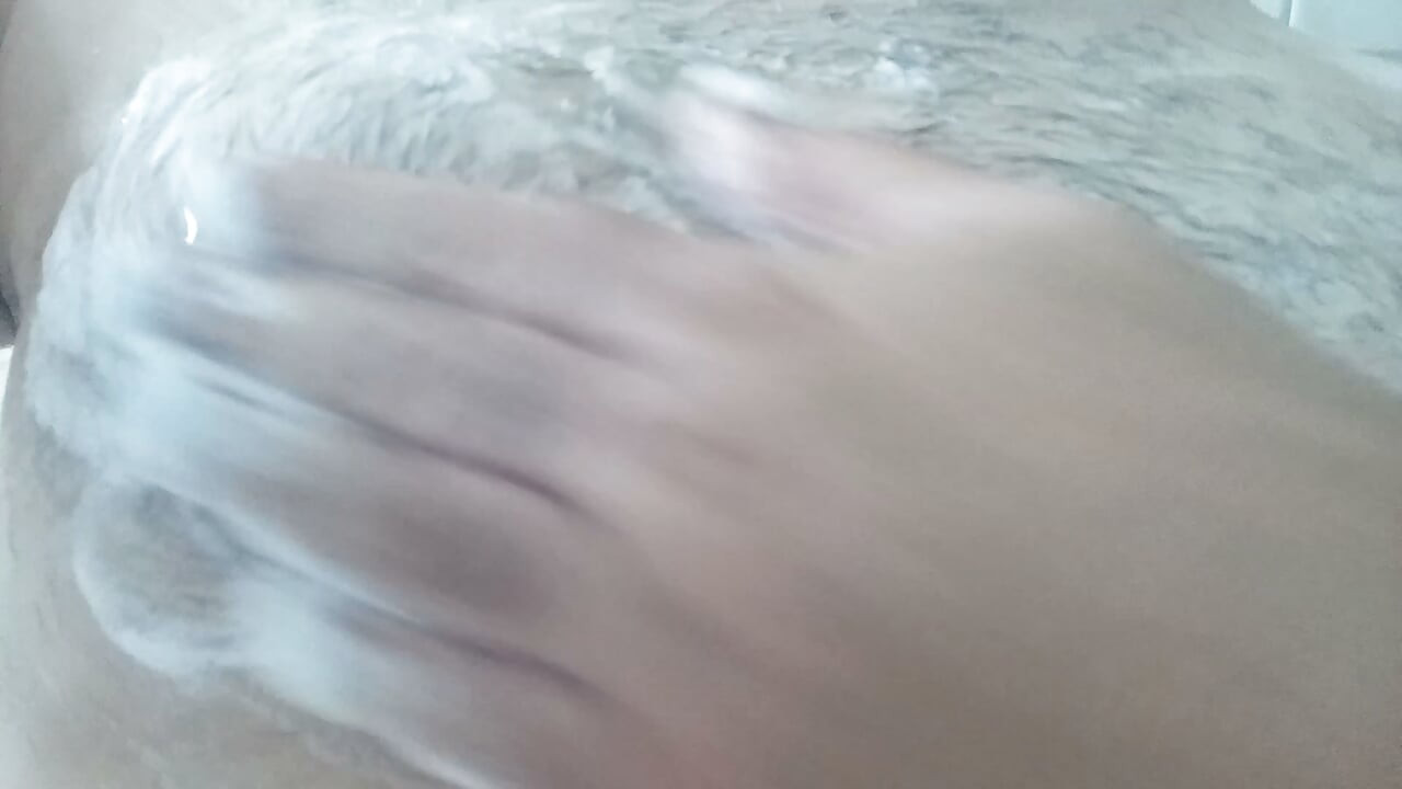 Duş alırken tüylü göğsümü yıkıyorum