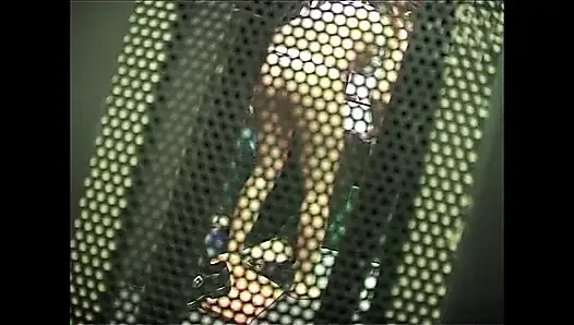 Ateşli Güney Amerikalı sürtük prezervatifle sikiliyor ve tıraşlı amına boşalıyor