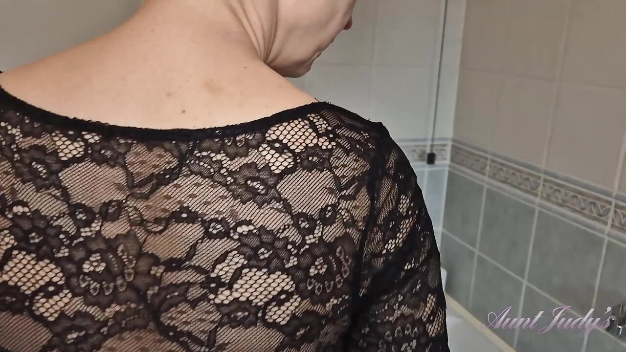 Busty Amateur MILF Wanilianna Shaves Her Hairy Pussy in the Bathtub