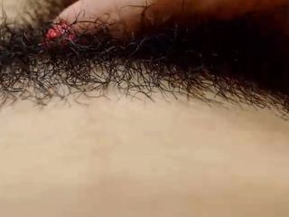 Pelacur Meksiko menjalankan jari-jarinya melalui vaginanya yang berbulu