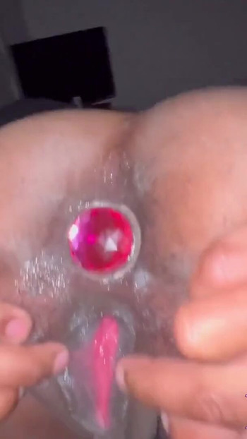 Epischer moment aus "FIJII PORNBOX HEIßES SCHWARZES TEENIE-MÄDCHEN spreizt den ehemann der buttplug-stiefschweige, BohrEN SIE MUSCHI OFFEN"