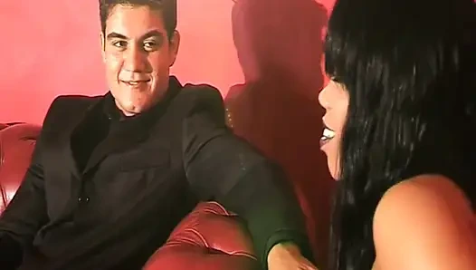 Горячая черная приливная танцовщица в чулках-сеточках и сапогах, в задницу трахнули два клиента