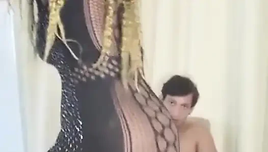 Üniversiteli ateşli Afrikalı kız büyük yarağa çok boşalmayı seviyor