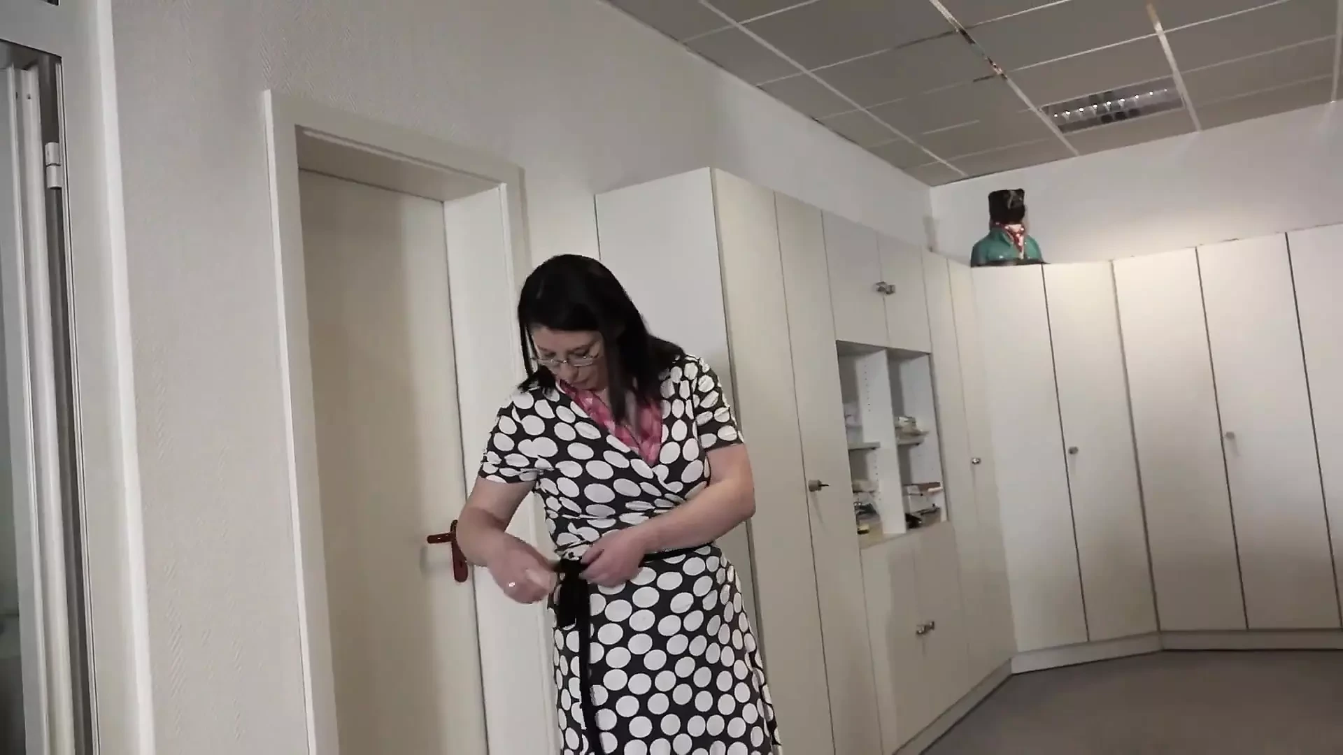 Žena sa velikim sisama puši momku kurac