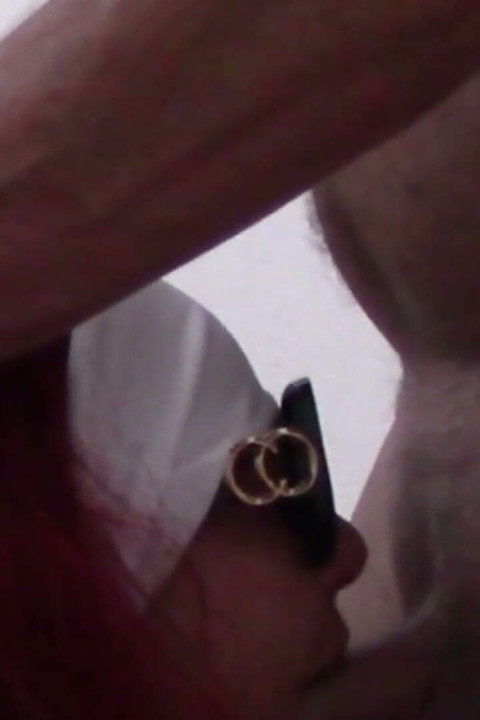 Yakın çekim MILF bir penis emiyor ve ağzına boşalma yapıyor