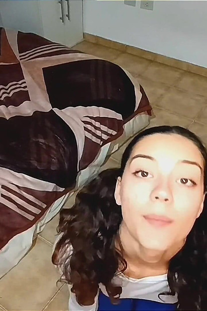 Awek latina seksi berlutut meminta awak mengisi mulutnya dengan susu