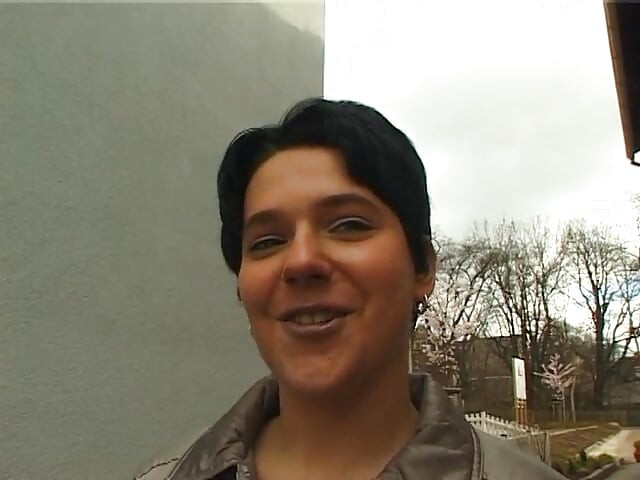 Morena peluda gordita frota y toca su coño en el casting