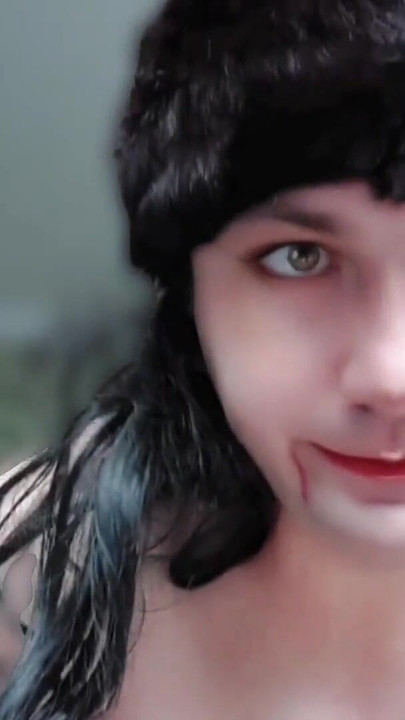 Uzbudljiv trenutak iz "Lijepe slatke plavuše femboy vampirice koja sjaji pod suncem kao u filmu Sumrak Vampiri i"