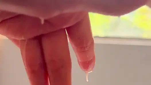 I stayed at a hotel where a super handsome guy greeted me, so I'm going to masturbate thinking about him.