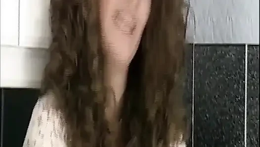 Cewek hot rambut cokelat ini lagi asik muasin memeknya sendirian sampai menganga lebar