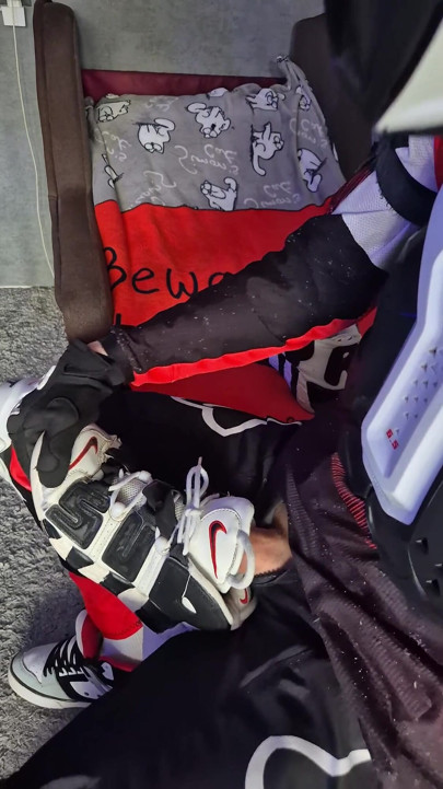 Um cara animado em motocicleta fode seus tênis