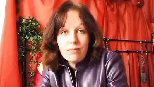 Brünette mit kleinen titten fingert und reibt ihre muschi