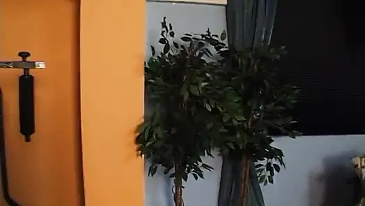 Симпатичная телочка-блондинка сосет жесткий член на кастинге