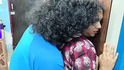 Ateşli çiftin romantik öpücüğü