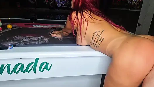 In einer Bar in Bucaramanga verheiratet, groß verheiratet, gnadenlos auf dem Billardtisch gefickt – bekommt heiße Milch in ihre Muschi