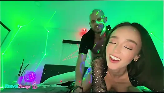 Christina sage mengalihkan perhatian dj dan menjadi bintang malam ini!