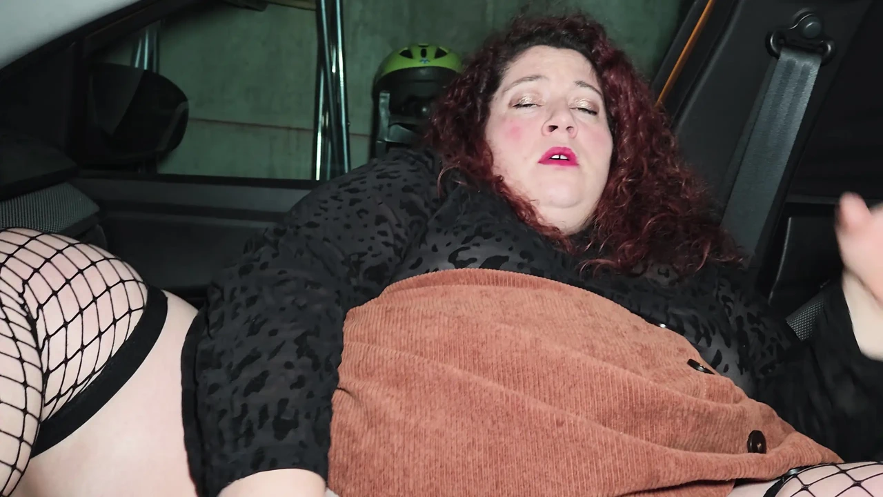 我的邻居在我的车里拍摄我