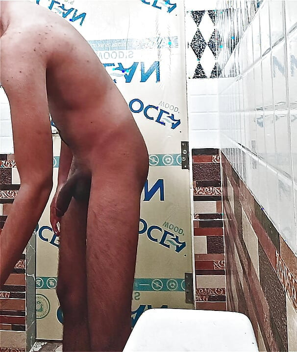 18Y BOY  RUBBING HIS BBC...IN BATHROOM