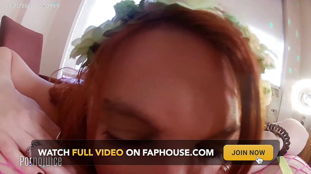 Pertunjukan kongkek penari telanjang lesbian yang dibintangi oleh Karma Blayze dan Foxey Mermaid