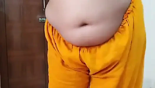 Свеек трахнул индийскую невестку Рани, когда она делала упражнения