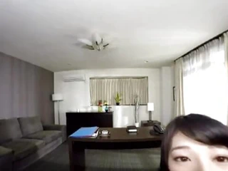 Öpüşmeyi ve arzuyla salyalarını salya akıtmayı durduramayan sekreter