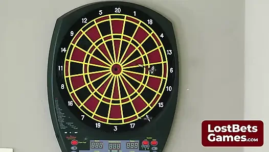 Game Strip Darts ini menjanjikan malam yang tak terduga