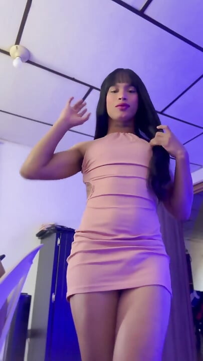 Eu modelo minhas pernas e minha bunda grande e muito leite