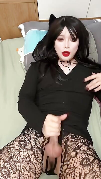 Кошеня в тічці випускає величезну кількість сперми на мій чорний одяг і зовсім не може зупинитися