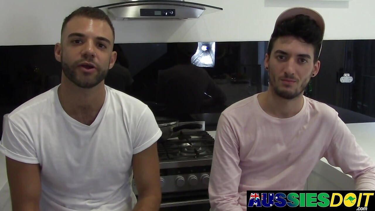 Napaljeni Australci Xavier i Lewis zadovoljavaju jedno drugome kurčeve