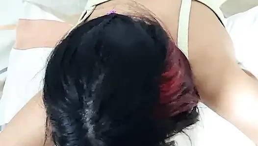 Sürtük büyük bir yarak emmeyi ve tüm ağzını sütle doldurmanın tadını çıkarıyor