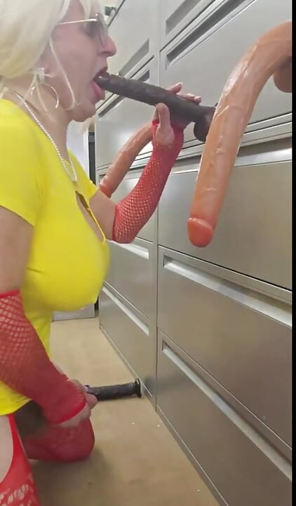 DeeDeeSlut69 Sucking Multi Cocks