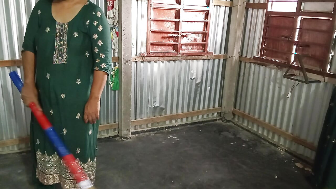 継息子が家で継母とセックスする