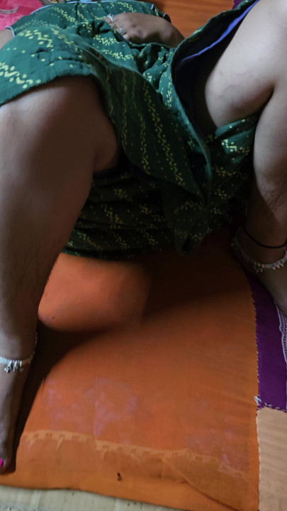 My wife slept wearing a nightie, I put a finger in her pussy, seeing my wife's big ass and pussy, my cock stood up and whose lan