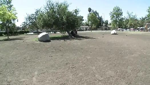 Büyük götlü orta yaşlı seksi kadın sikişmek için alınıyor ve doğal göğüsleriyle bitiyor