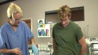 Доктор в перчатках дрочит пациенту до большой спермы