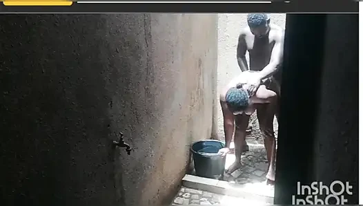 Cinta diam-diam di kamar mandi Afrika