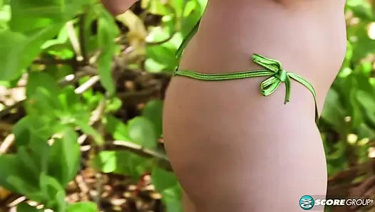 Alexya wurde geboren, um in diesem tropischen Paradies zu spielen