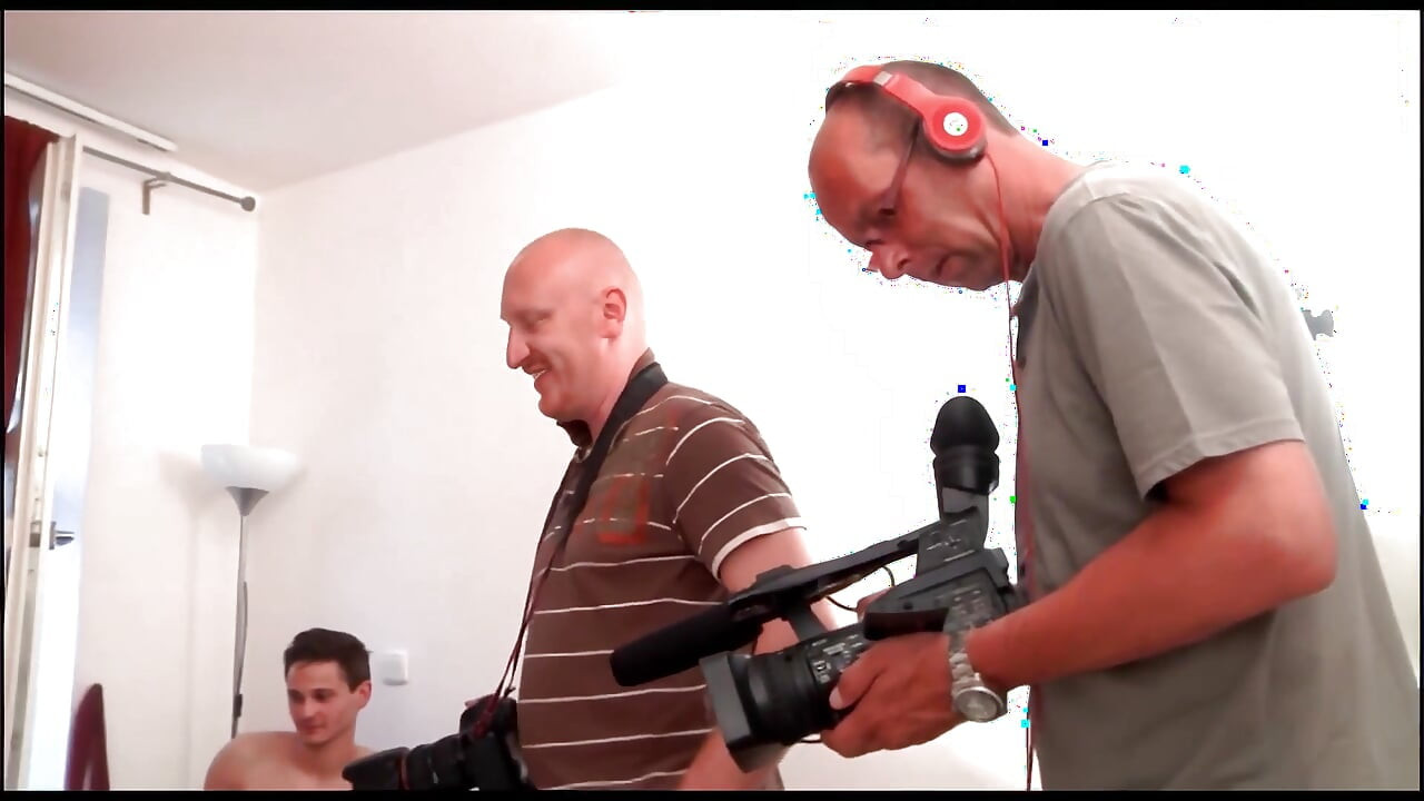 Soție amatoare la audiție cu lovituri fierbinți și supt