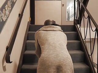 Arriesgada follada fuera de las escaleras masturbándose
