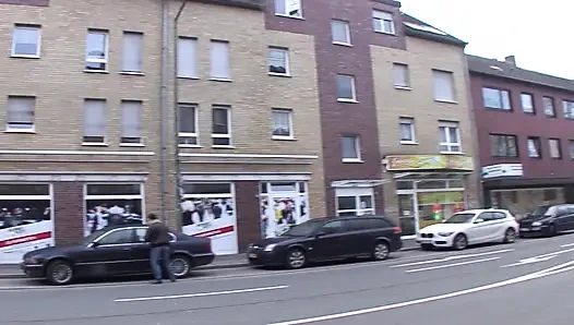 Esmer Alman sürtük yarağa biniyor ve sonunda mastürbasyon yapıyor