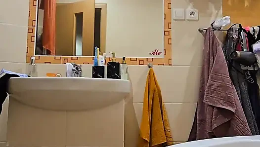 Büyük yumuşak doğal memeli ve büyük götlü sevimli iri güzel evli kadın duş alıyor