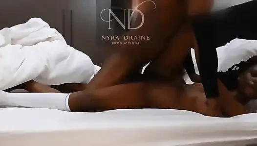 Lesbian cantik pengen muasin memek sempitnya pakai mainan seks favoritnya