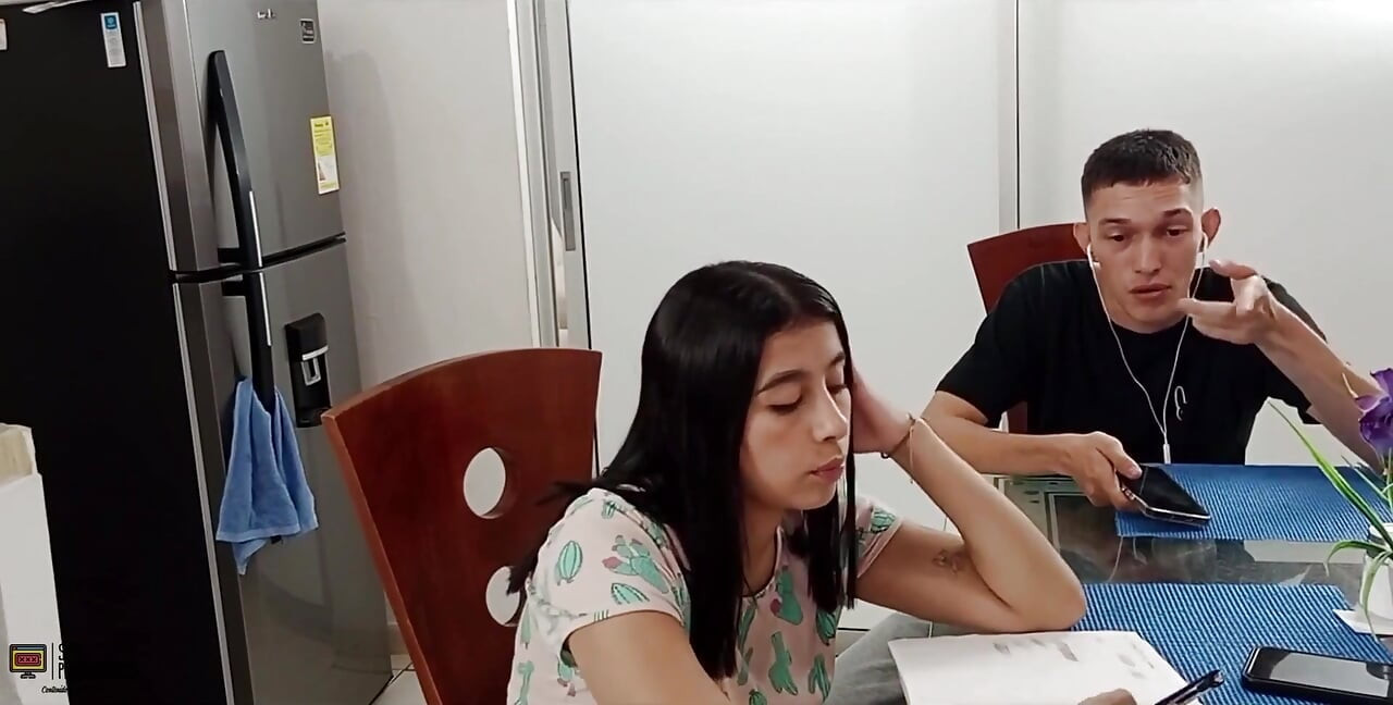 Latina cantik melancap dengan baik tanpa perasan abang tirinya - cerita penuh