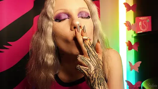 Seksi genç sigara içip onu sallıyor!