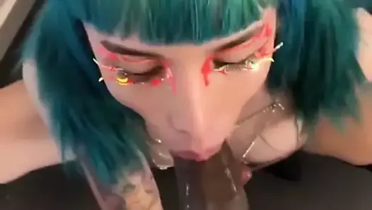 Sara, transsexuelle latina à grosse bite, se fait baiser par une grosse bite noire