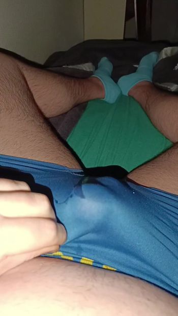 28 baculatý chlapec chčije na své těsné spodní prádlo