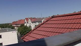 Deutscher Porno, heiße Schlampe genießt es, Muschi auf einem Monsterschwanz zu hüpfen