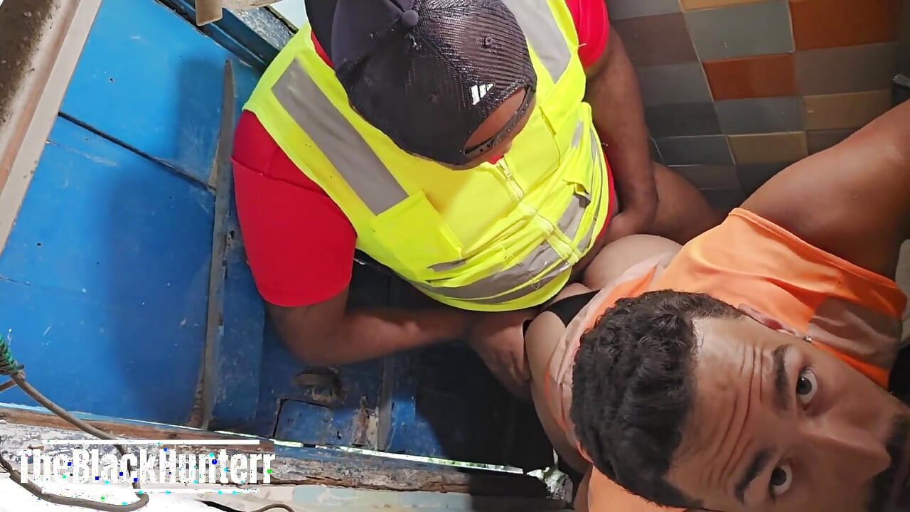 Dua pekerja bermesra di bilik mandi